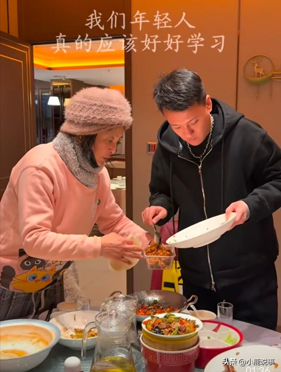 62岁李勤勤，最近被骂上热搜。
有人说她一把年纪疯了，
大小角色都接，到处去拍戏