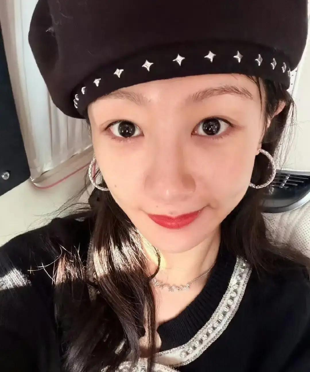 杨紫7号凌晨晒了组素颜live，脸没滤镜，头发被海风吹得乱飞，配文就一句阳光海风