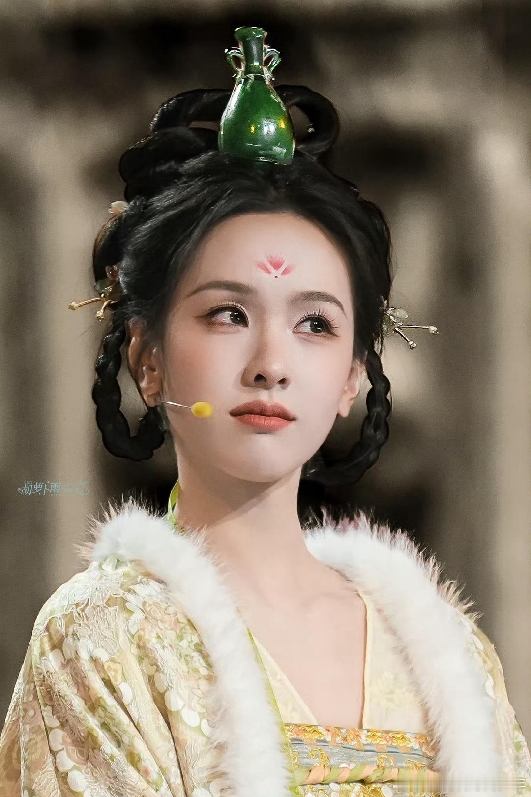 陈都灵网络视听盛典造型图，汉服造型的陈都灵 ～头顶玉壶好萌呀！俏皮灵动可爱少女陈