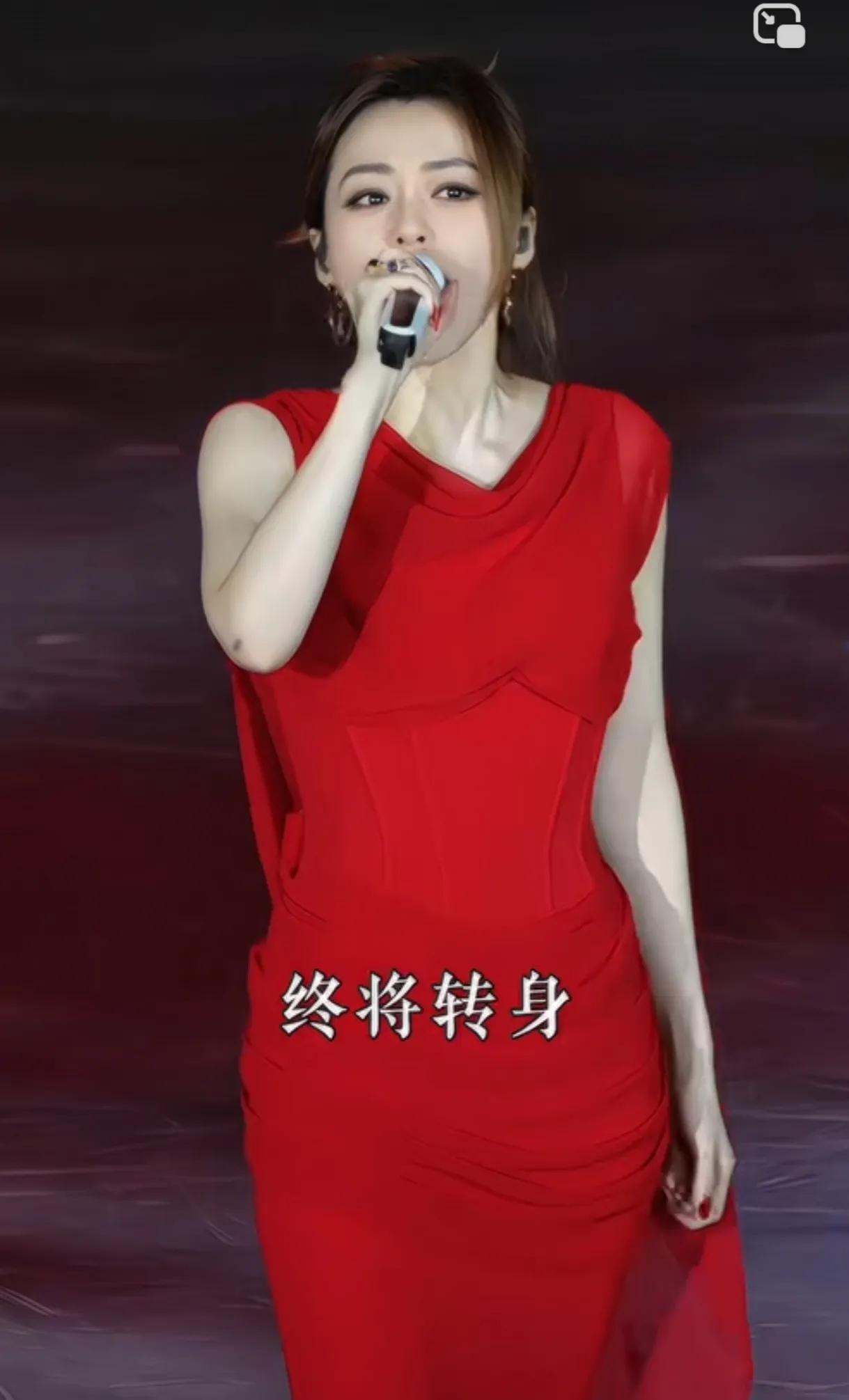 张靓颖还是穿衣得体看着顺眼，比穿着暴露的好看太多了。