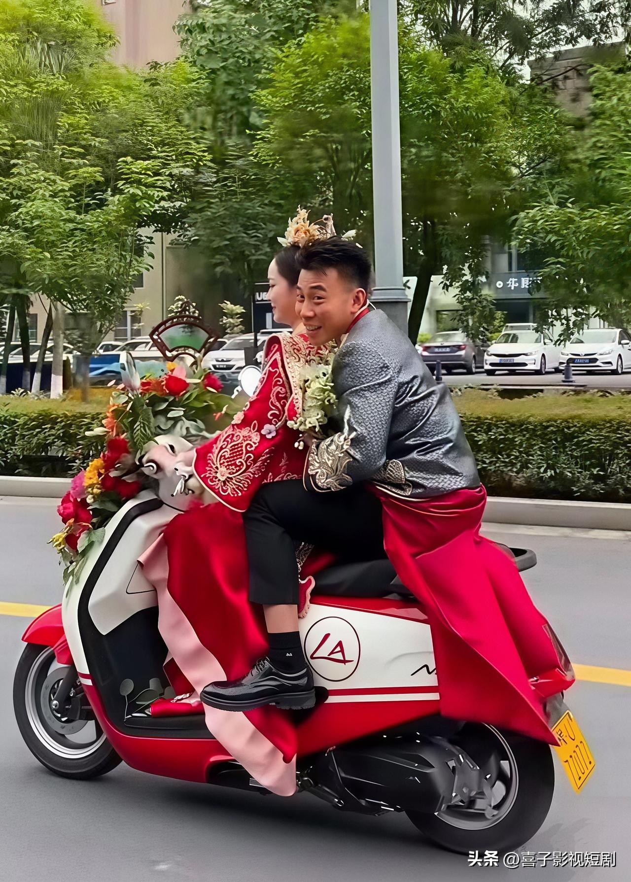 没有豪华车队，没有大操大办，这对新人骑着装饰了喜字和气球的电动车，一路热热闹闹骑