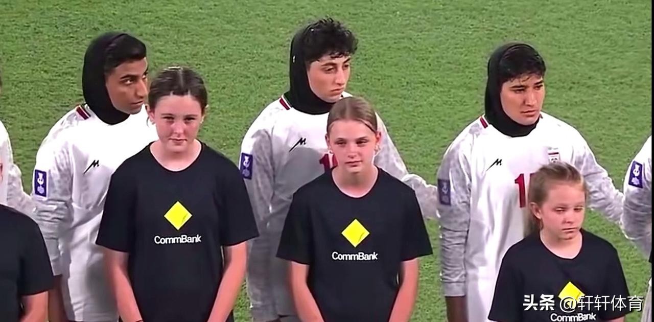 直播吧最新消息，2026年亚洲杯小组赛期间，伊朗女足对阵韩国女足比赛前仪式中，没