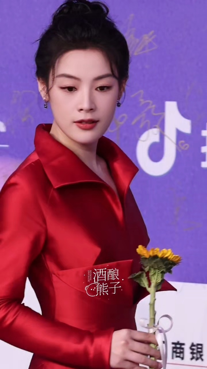 陈丽君百花奖红毯生图状态，红的亮眼！ 