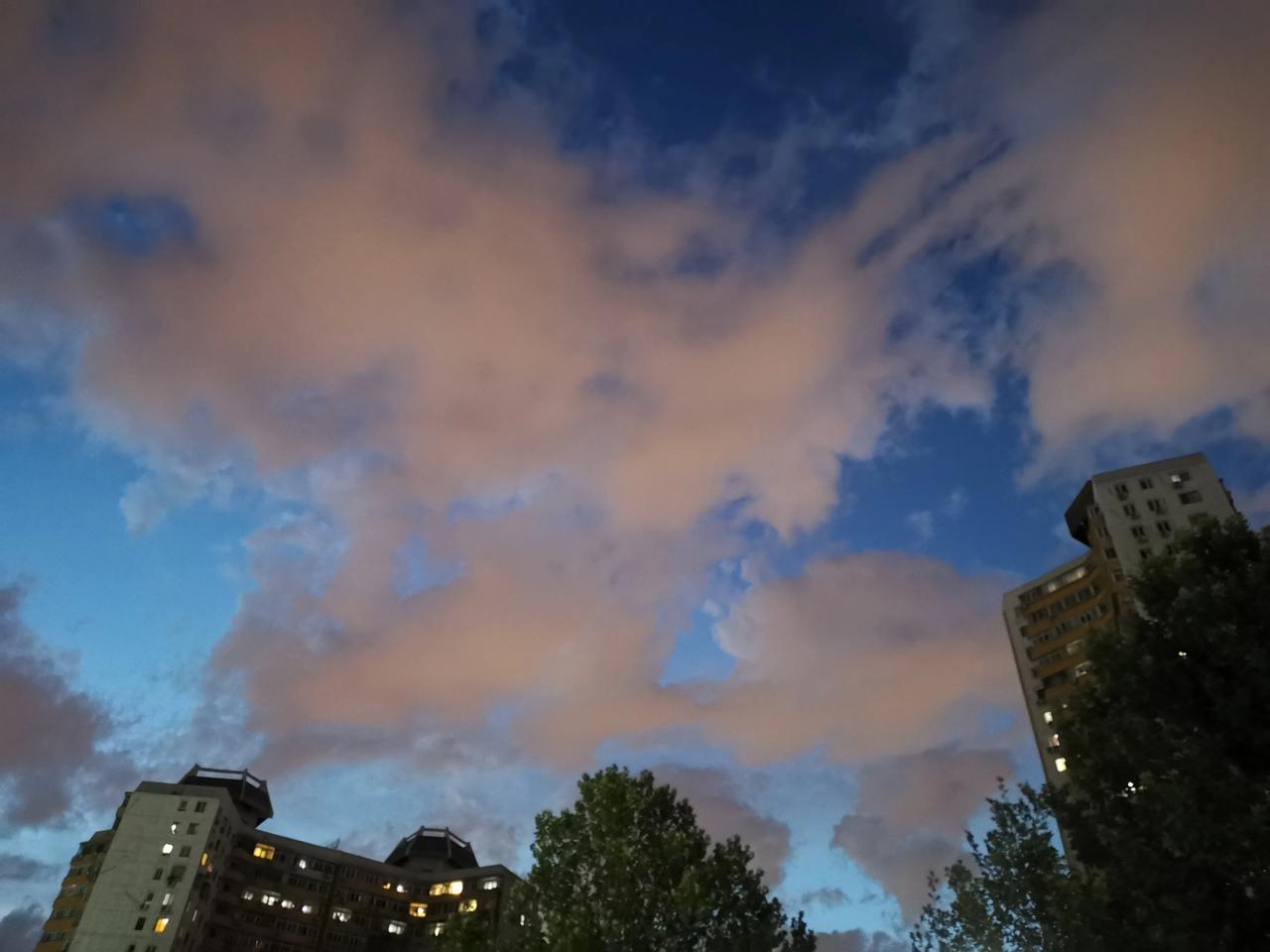 城市已经是华灯初上，
天空还留恋在白天的蓝色中……

 