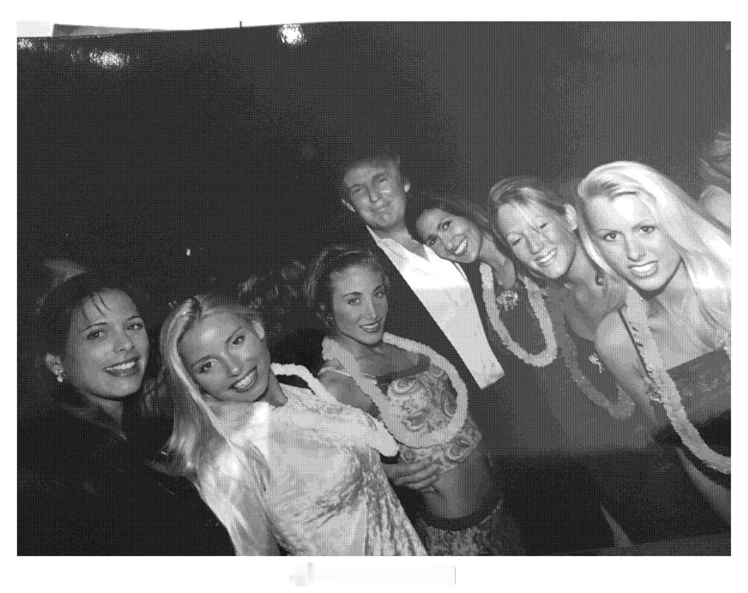 众议院监督委员会的民主党人公布了几张来自爱泼斯坦的川普照片，并将照片中女性的脸部