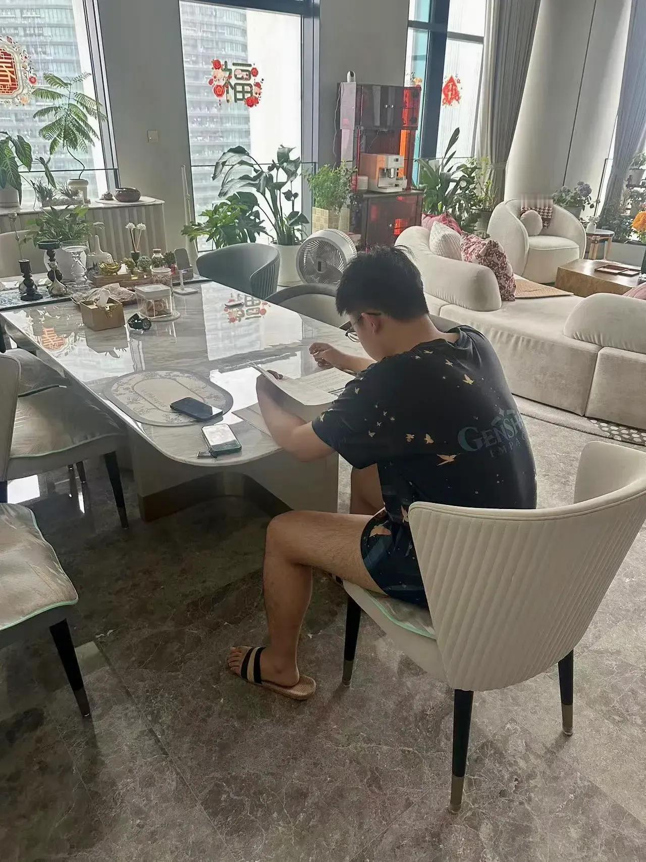 “迈巴赫少爷”高考成绩700分，完全是意料之中的事情，试想，有几个孩子高考结束的