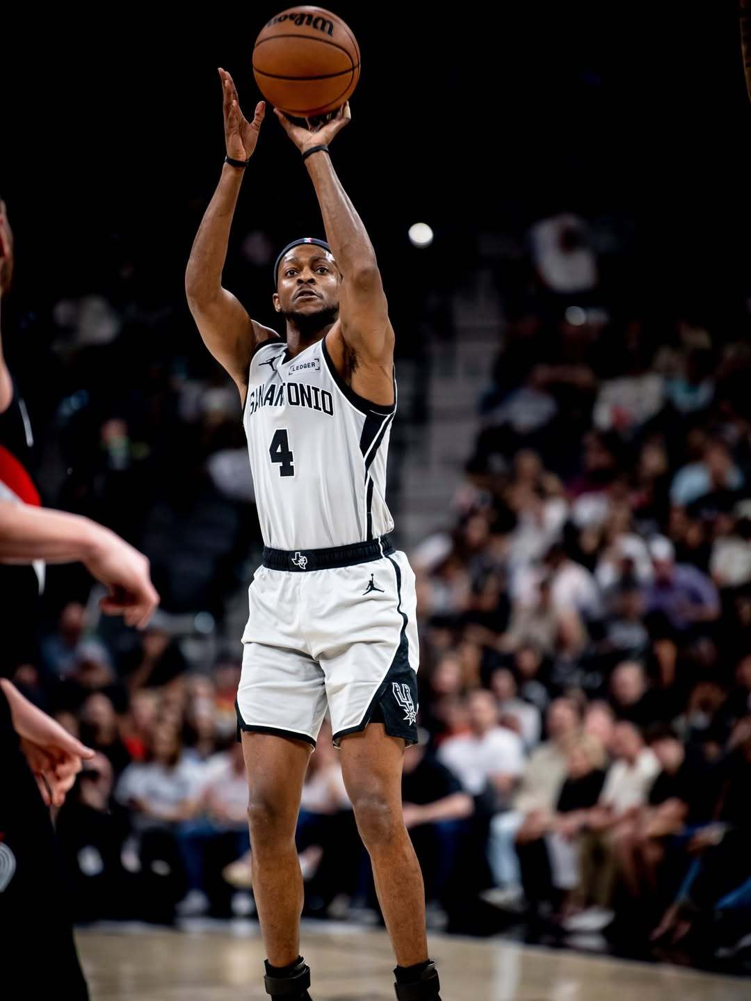 米奇·约翰逊赛后谈到福克斯时说：“他在平衡球权方面的表现非常出色。有时候是卡斯尔