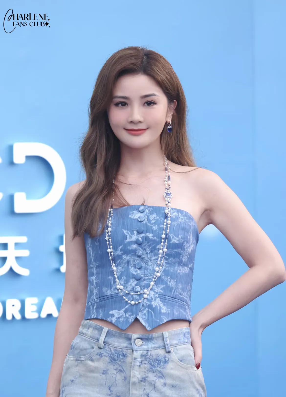 你可以说蔡卓妍长相平平，
也可以说她演技一般，
但唯独有一点，你喷不了，那就是她