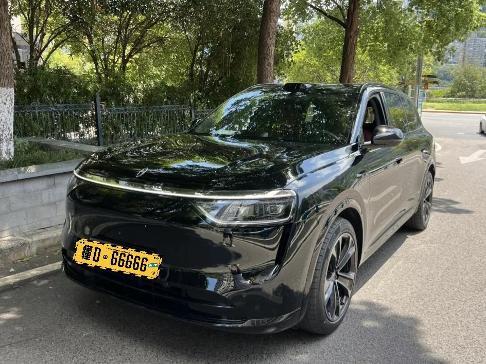 问界M8是华为问界24年上市的中大型豪华SUV，凭借着华为智驾和鸿蒙座舱，上市以