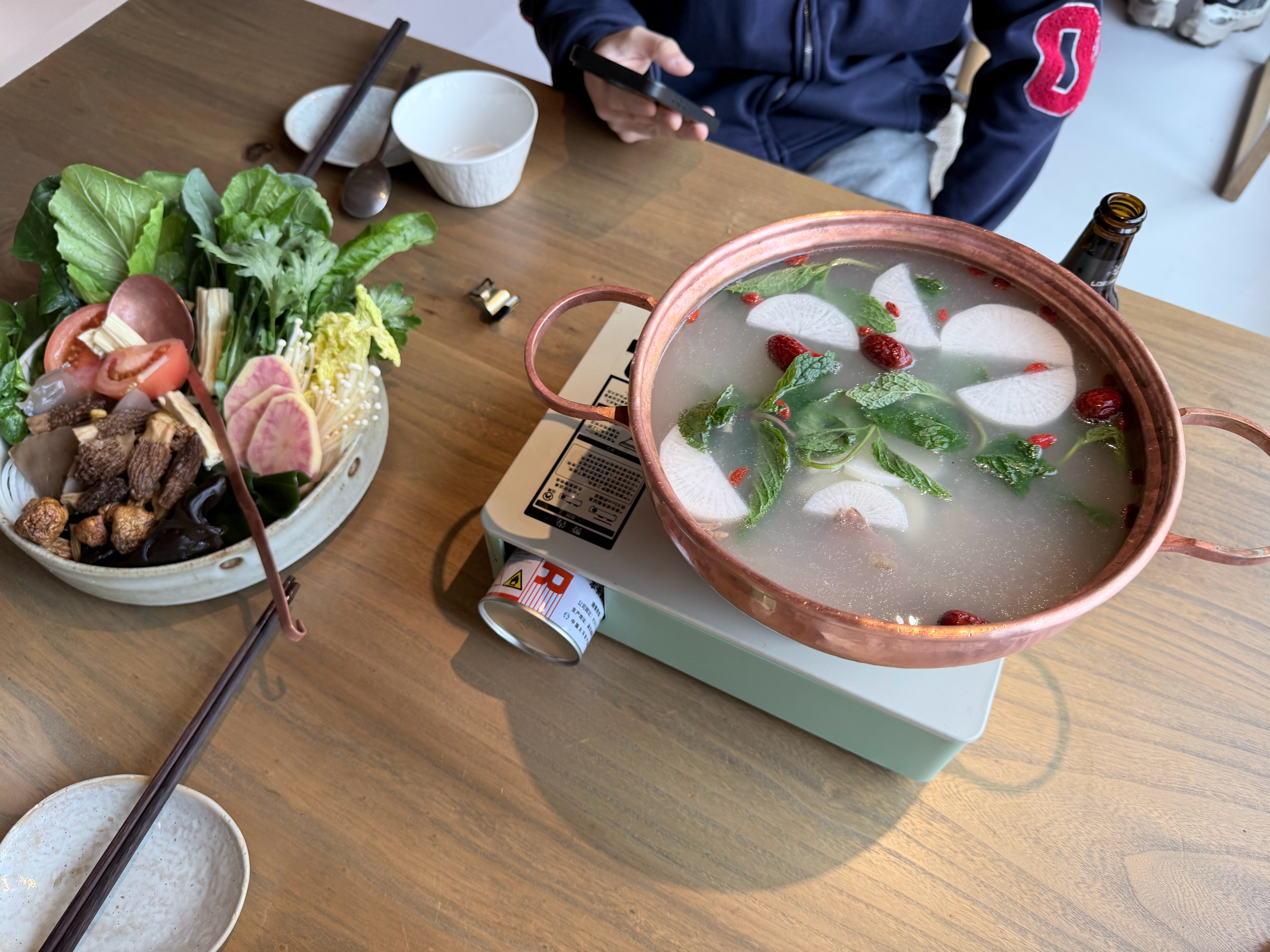 好喜欢石头厝哈哈 无限吃水果喝各种酿酒 让阿姨帮忙拿草莓 还帮我把叶子都去了 然