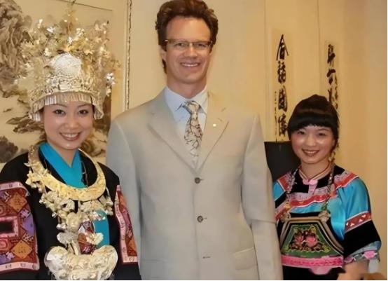 外籍相声演员大山，当年娶了重庆女孩甘霖并儿女双全后，便全家搬回加拿大生活。近日，