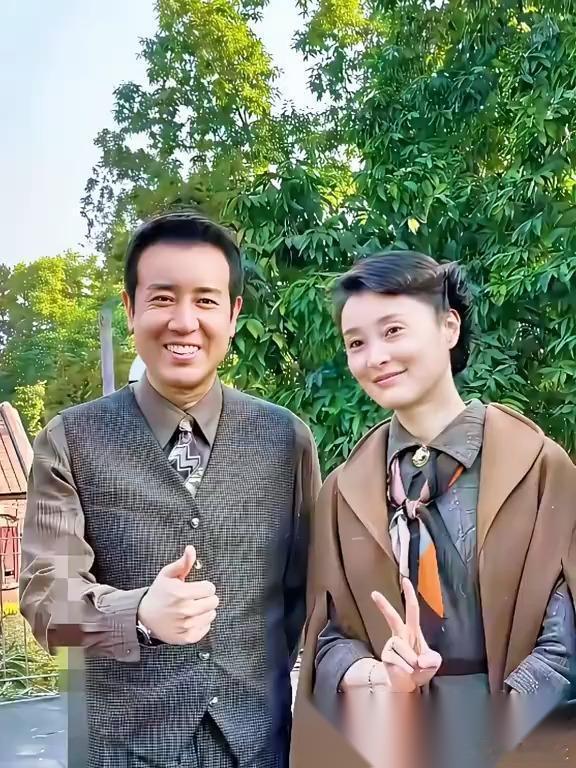 于和伟一个电话打给吴越：“妹，有个戏，来吗？” 吴越想都没想：“哥，去。” 她没