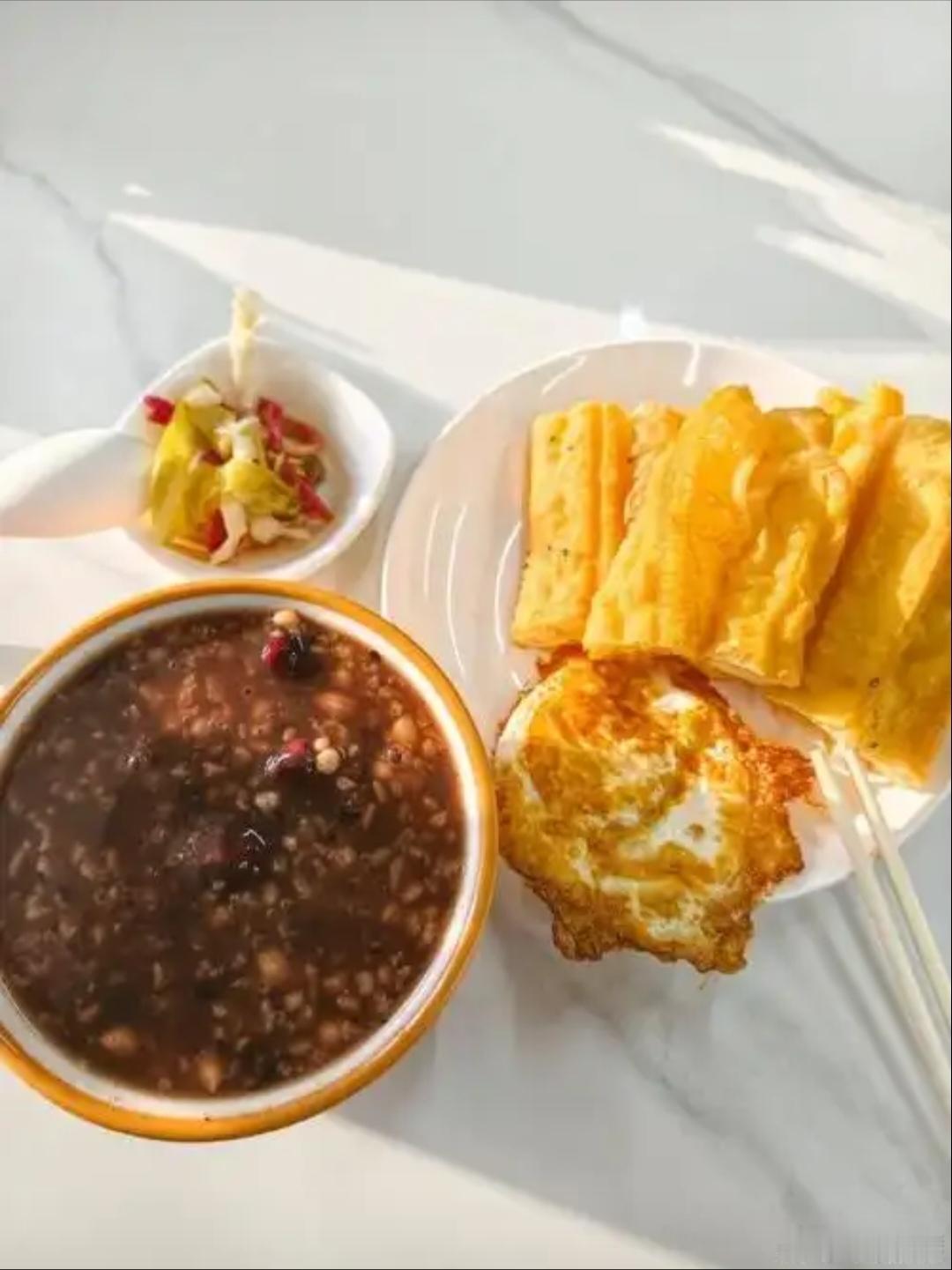 今天早晨去沈丘干字文公园散步锻炼身体，散步回来后就去了一家早餐店，要了两根油条，
