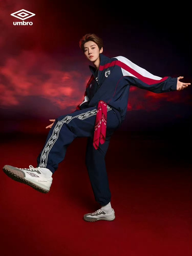 鹿晗的表现力好有购买欲吧！ 鹿晗当燃红鹿晗umbro茵宝品牌代言人 鹿晗工作花絮