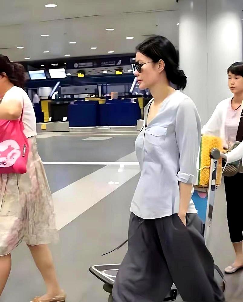 别的女星57岁还在拼命医美死磕少女人设，王菲倒好，直接把“老王”俩字顶脑门上了！