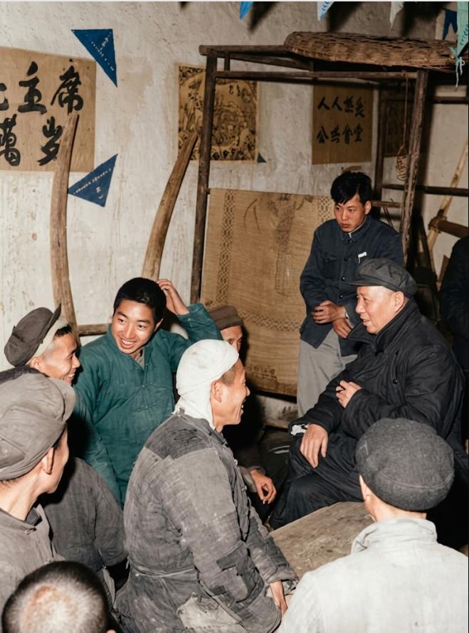 1961年，刘少奇湖南农村调研，土坯房里和社员围坐拉家常，对面头裹白毛巾、身穿带