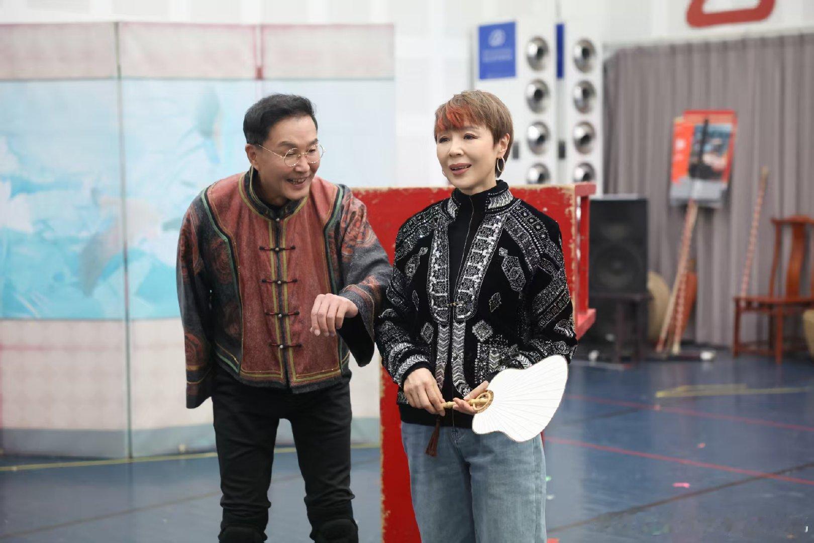 吴刚岳秀清首度话剧同台吴刚岳秀清大戏法夫妻同台期待夫妻档话剧 