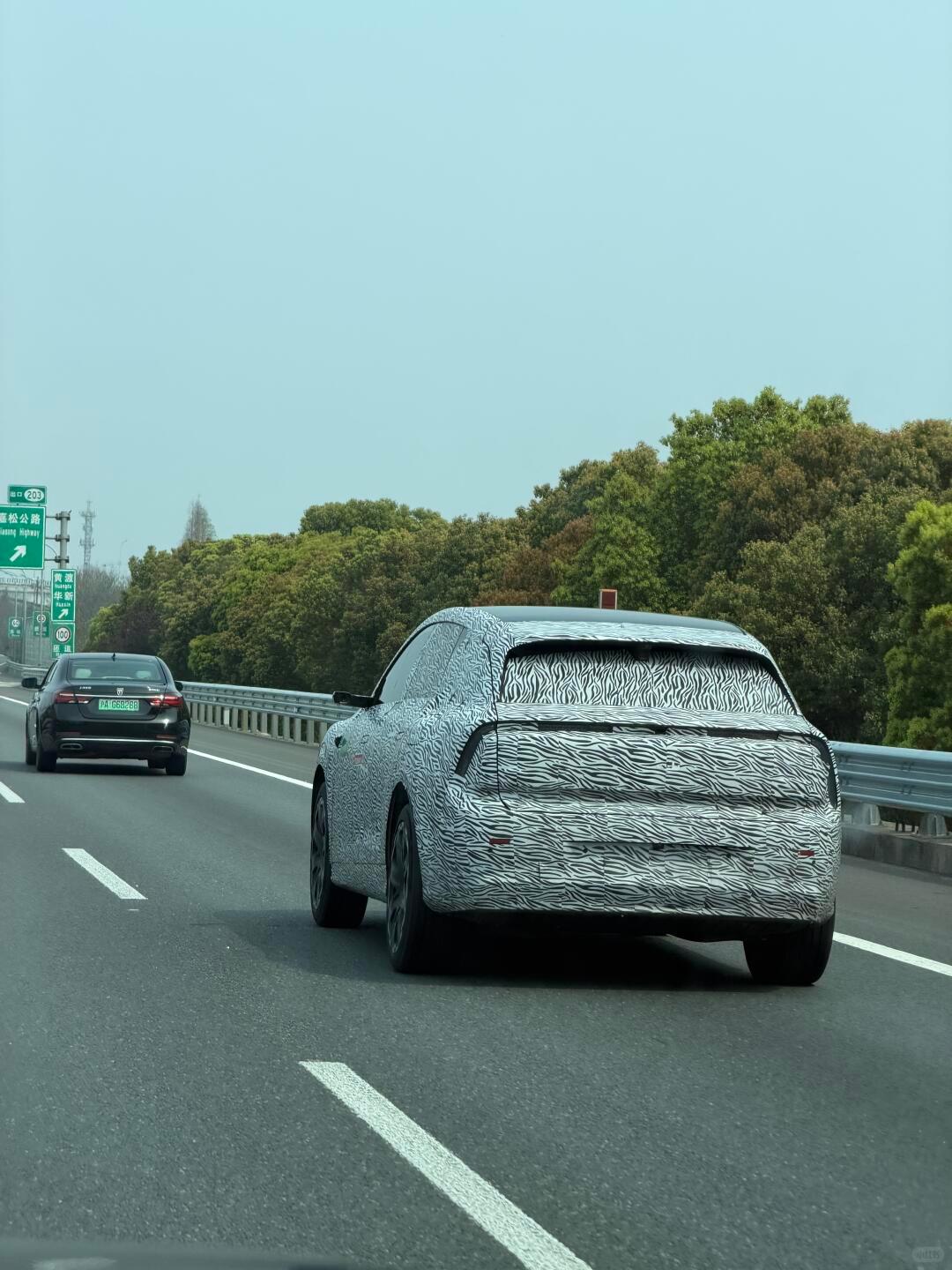 新车路试谍照，猜猜是哪个品牌。