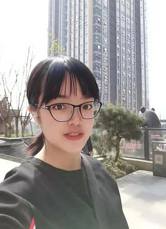 深圳女学霸长着一张清秀又睿智的脸姑娘模样清秀温婉，眉宇间透着灵动聪慧，浑身散发浓