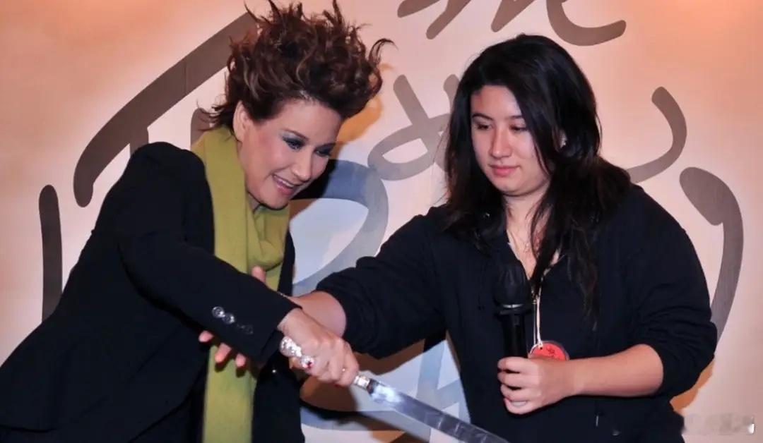 甄妮38岁女儿近况曝光，长居美国做幕后工作，身宽体胖长得像母亲！ 