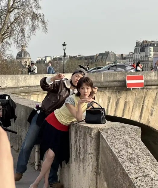 陈都灵巴黎时装周这是穿的啥啊！最近一众女明星亮相巴黎看秀，不少网友分享陈都灵近照