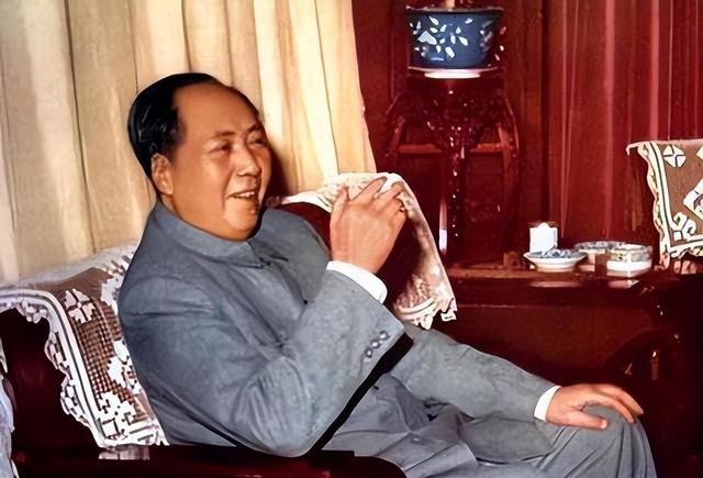 1949年，宋希濂被俘，盯着对面那个27岁的解放军团长，忍不住问：“你是军长还是