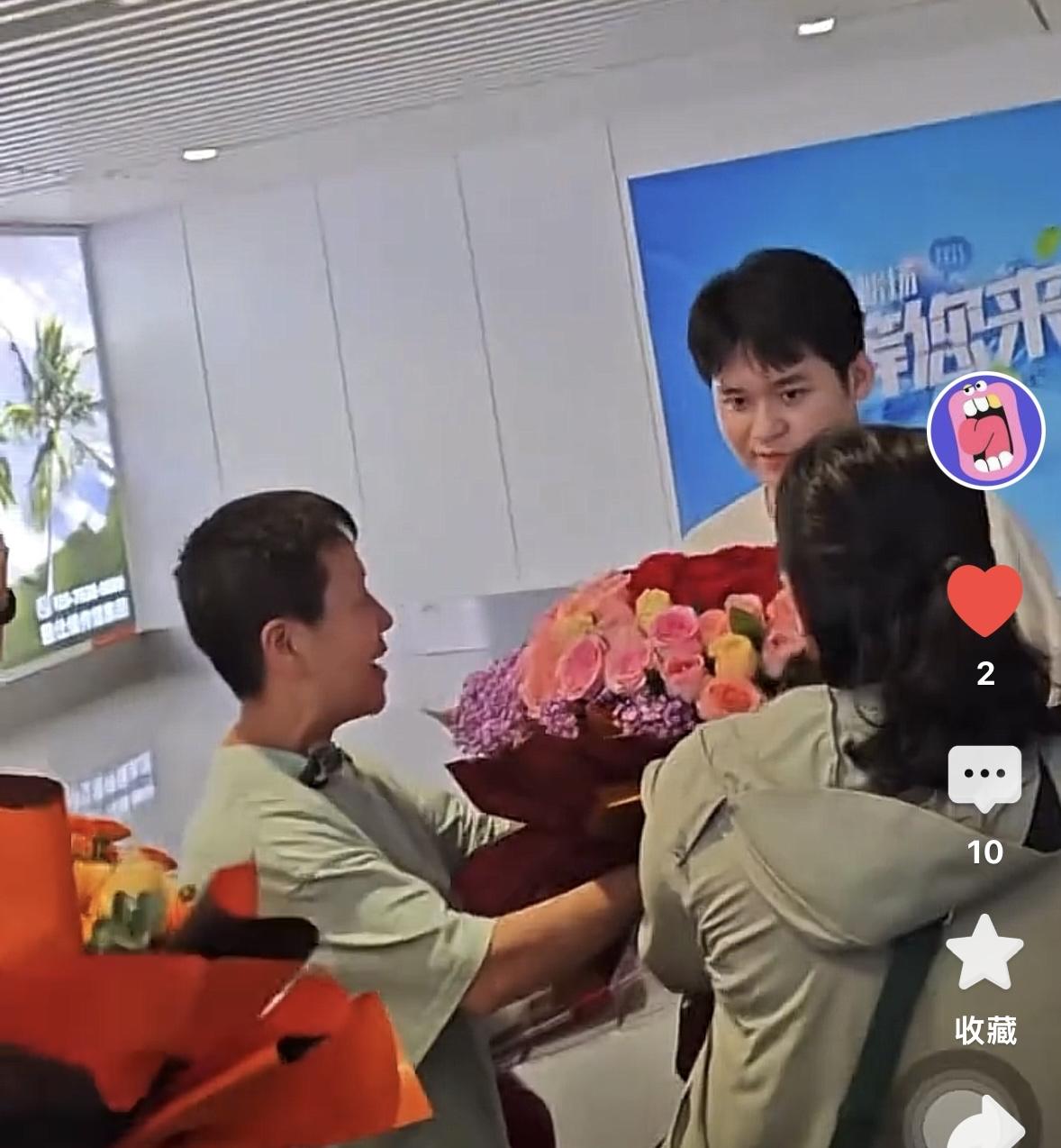 林诗栋回到家乡与好朋友分享夺冠🏆的喜悦！
林诗栋结束伦敦世乒赛之旅，
回到家乡