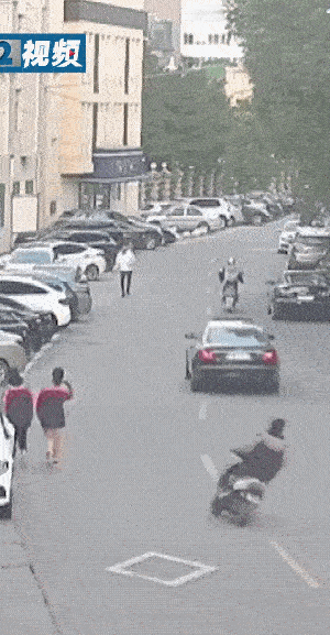 男子的电动车骑的潇潇洒洒，蛇型形走位帅帅气气。结果，撞上对面行驶过来的小车，不知