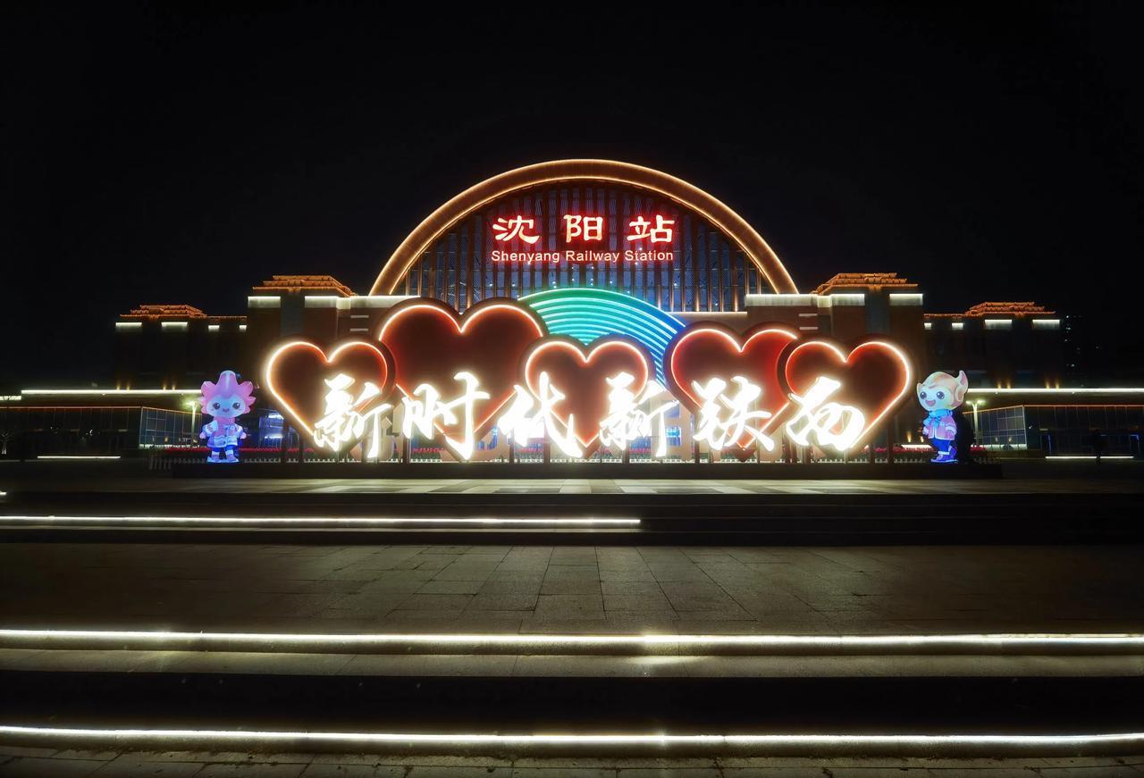 看到了美景，这里的夜晚灯光璀璨，五彩斑斓。
吃到了美食，价廉物美，经济实惠。
这