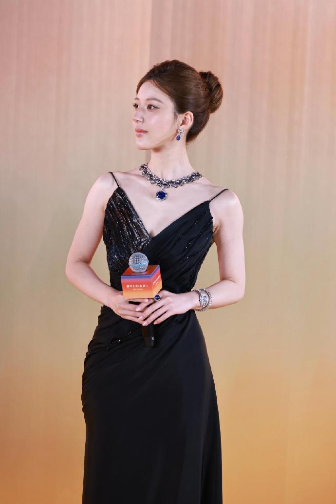 #赵露思宝格丽生图# 赵露思可太美了[哇]怎么可以有人美成这样啊 ​​​