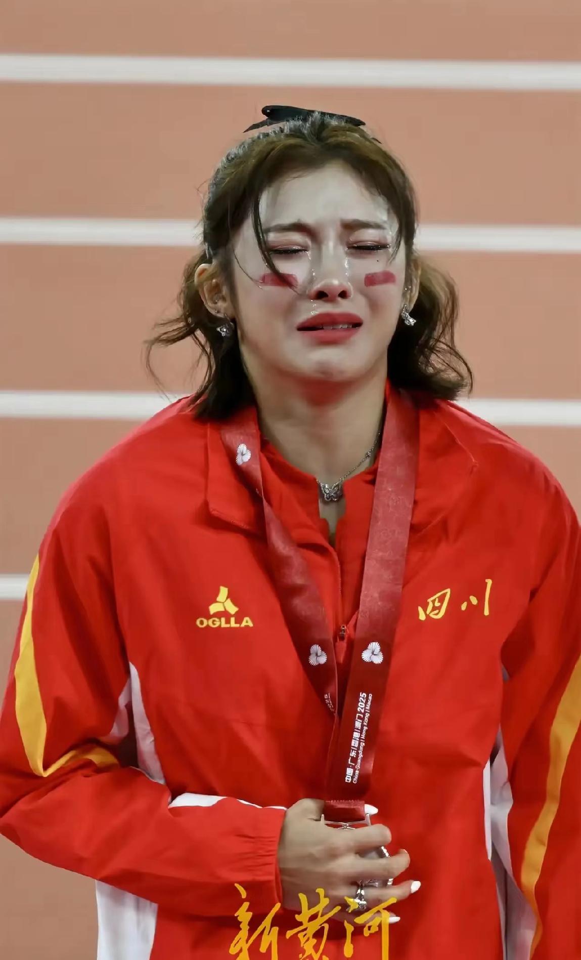 发现没？
可别把吴艳妮想的太简单了
其实她一点都不是我们想的那样
相反，她和我们