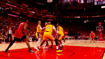 太欺负人了！
詹姆斯父子合伙，
把申京按在地板上摩擦。

湖人大战火箭，末节刚开