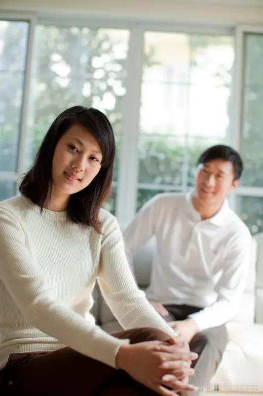 而且，二婚女人在面对婚姻中的矛盾时，更加理智和包容。她们明白每个人都有自己的缺点