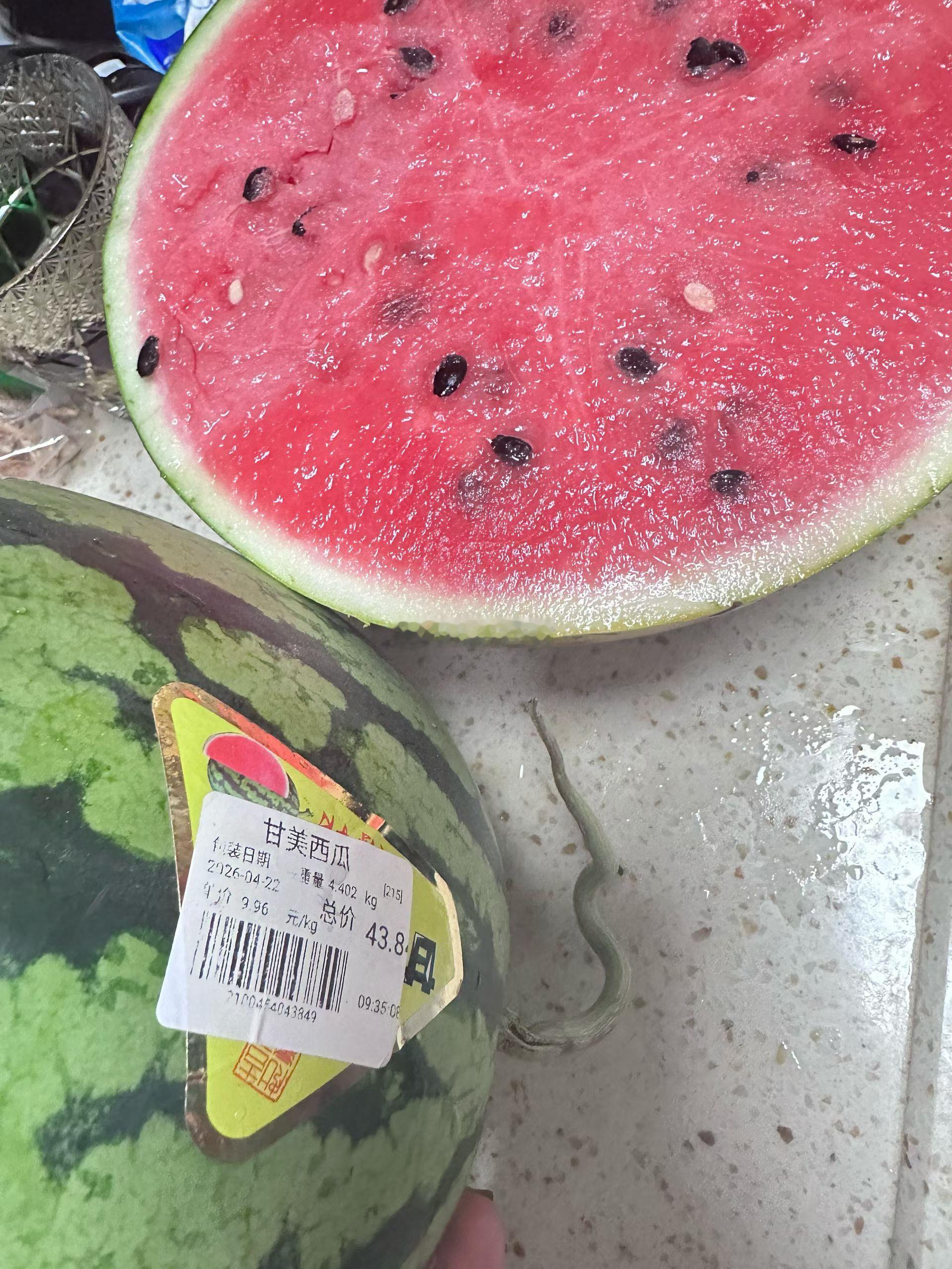 朋友买了个瓜🍉切开一看，天塌了！谁家甘美西瓜那么多籽的