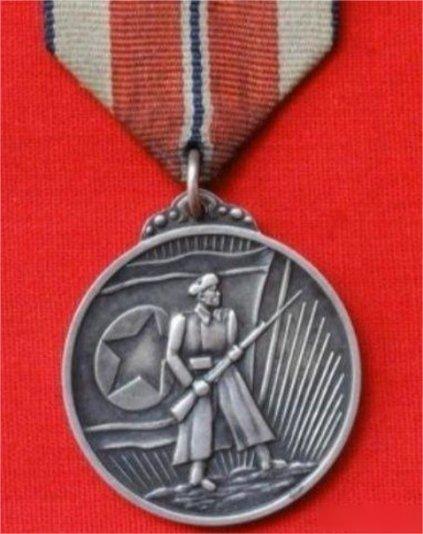 1951年1月28日，志愿军战士潘天炎因为拉肚子去附近的草丛解决，却意外发现阵地