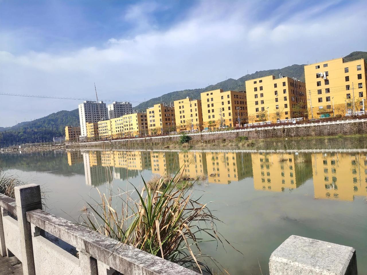 奇怪这两天我在网上突然刷到到处都在封山关庙的信息，而且就连徒步穿越这样的旅行行动