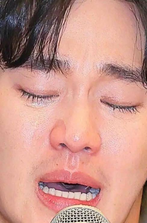 金秀贤也太能演戏了吧，昨日金秀贤出席记者会，被网友发现竟然还画了下眼线！
网友调