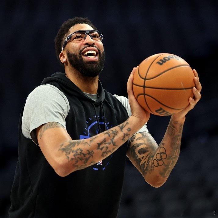 Shams：亚特兰大和多伦多仍然是安东尼·戴维斯争夺战中最值得关注的两支球队。n