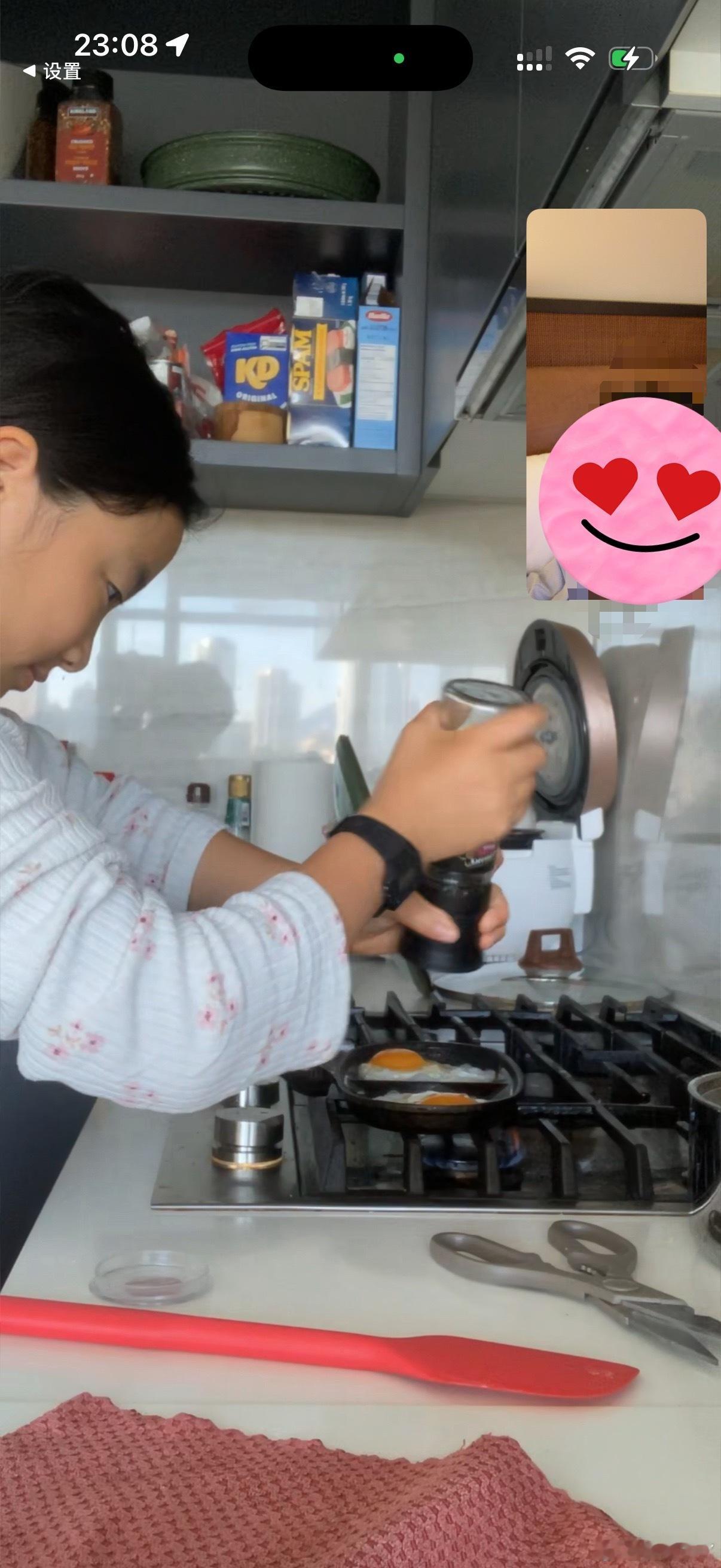 周末早上陪女儿洗漱、做早饭、写作业。她陪我收拾屋子、敷面膜、洗澡都视频了一个小时