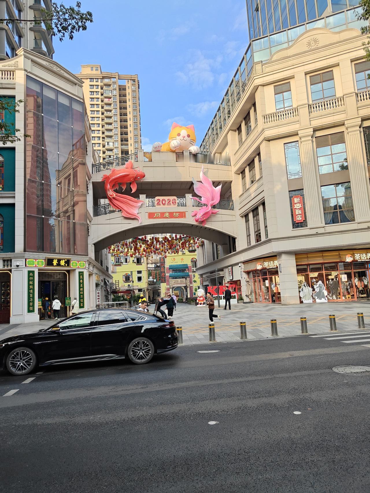 穿上明制汉服会有心理暗示，提醒自己用餐时要斯文得体穿上明制汉服，那感觉就像被施了