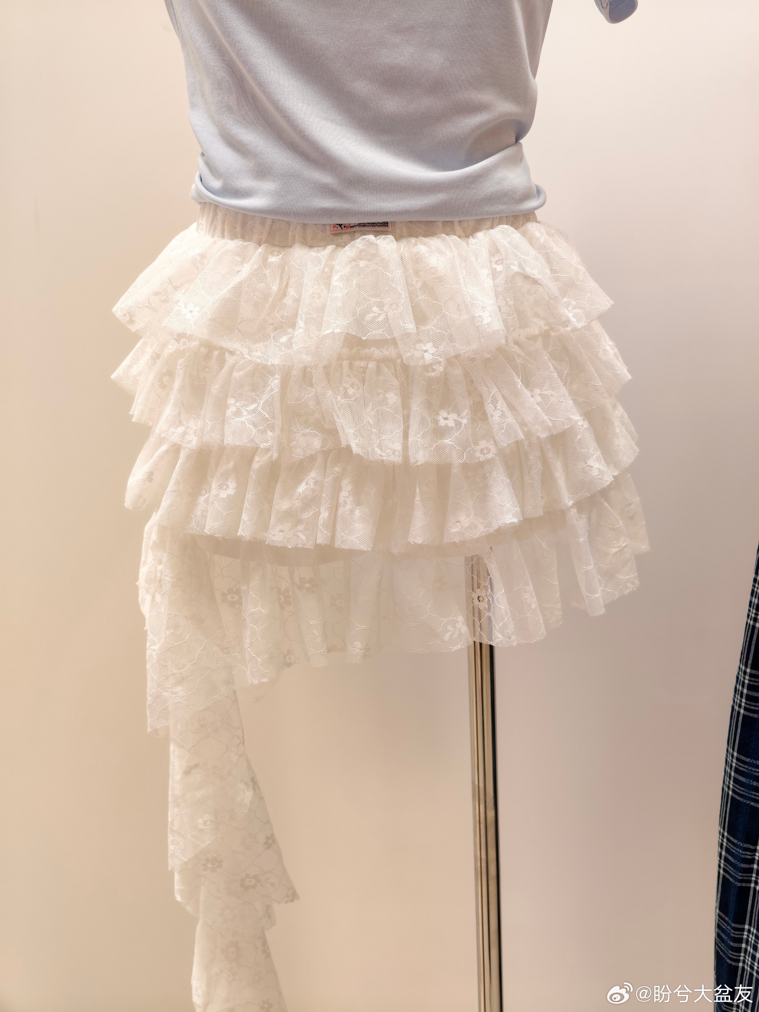 女装怎么这样啊，小时候床上挂的蚊帐都拿来做裙子了…