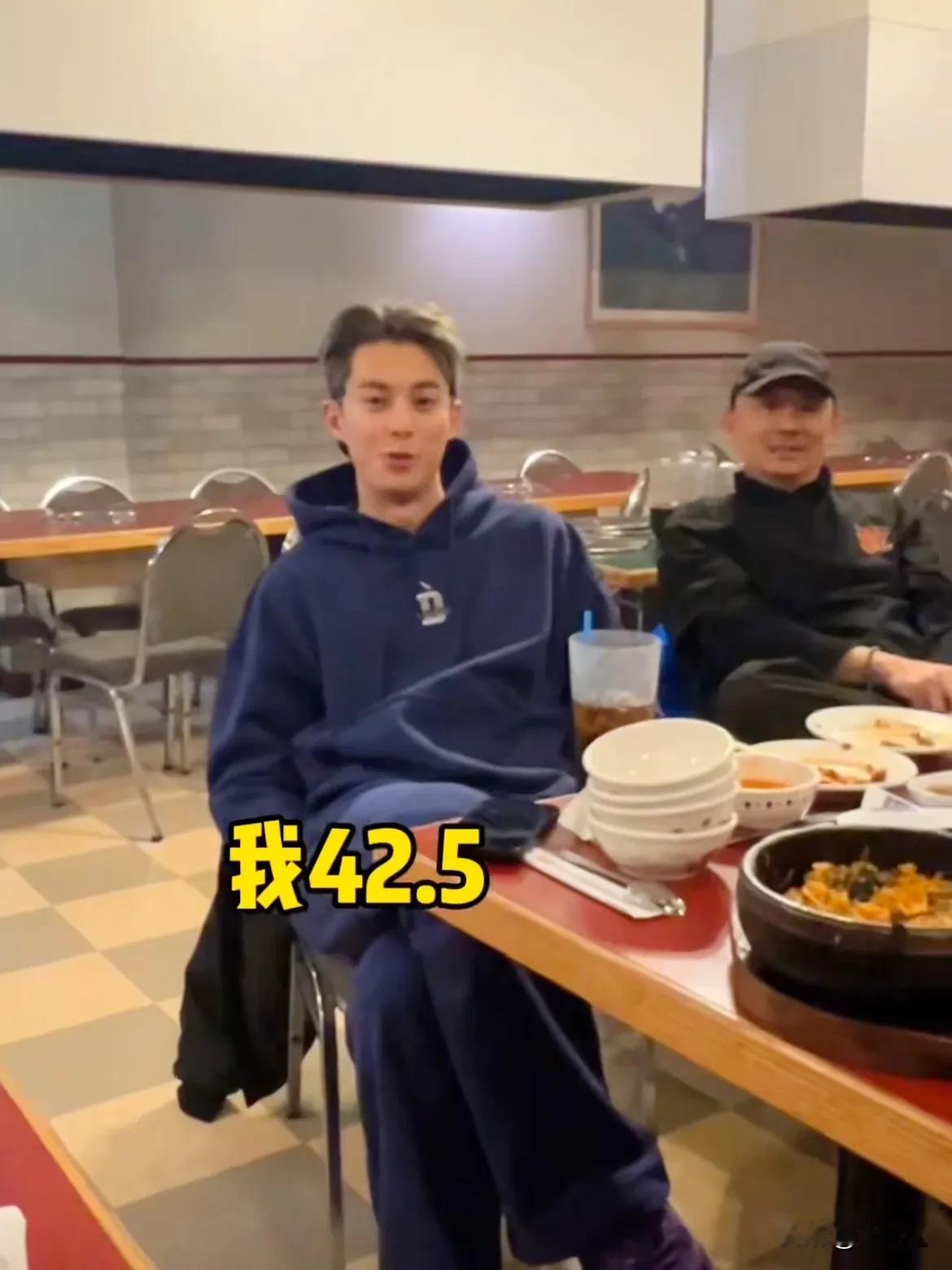 人高马大的王鹤棣，脚居然这么小？
王鹤棣身高183cm，而所穿的鞋码居然只有42