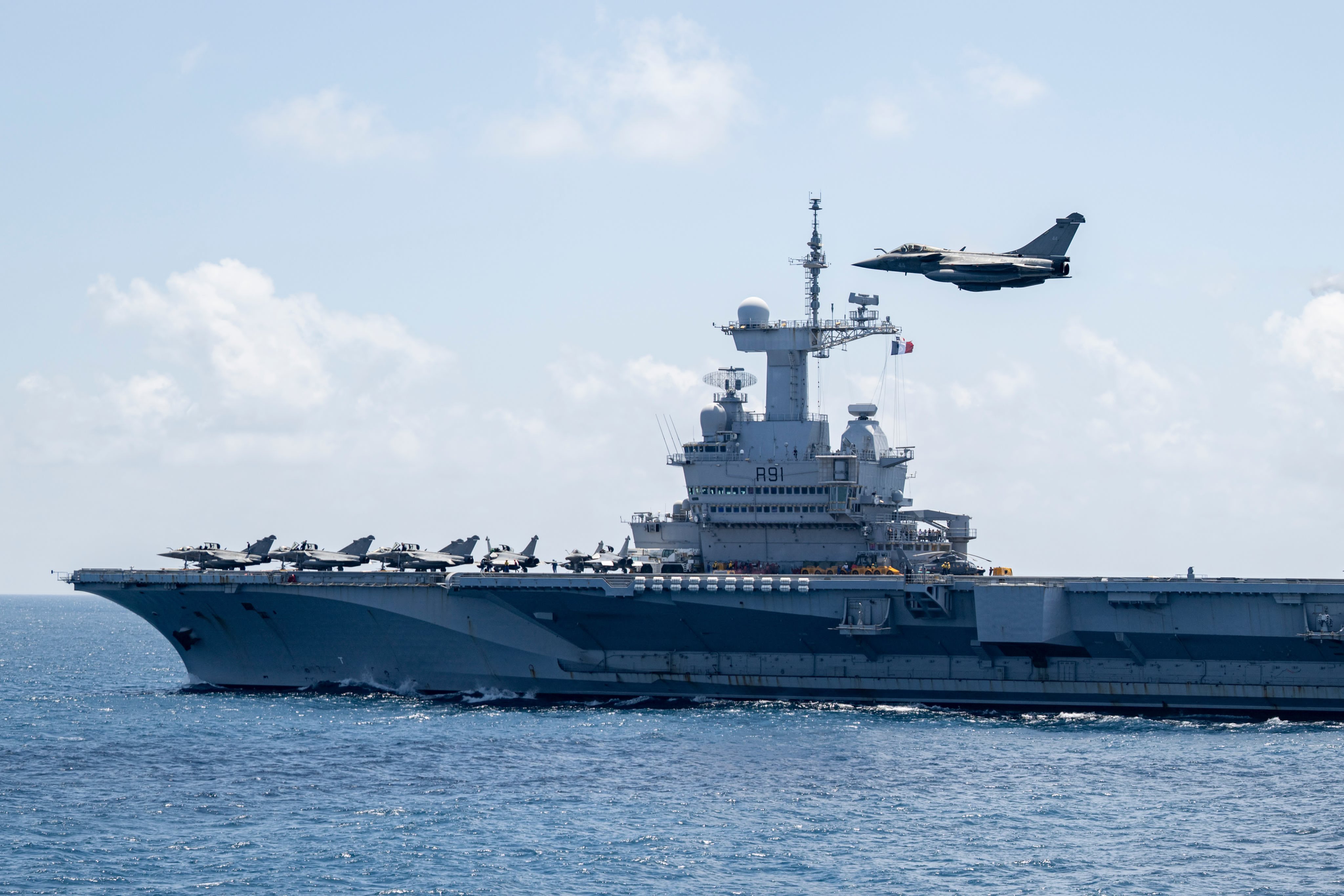 法国海军官方账户发布了一张戴高乐号航母的照片，配图文字是：行动中：42000吨权