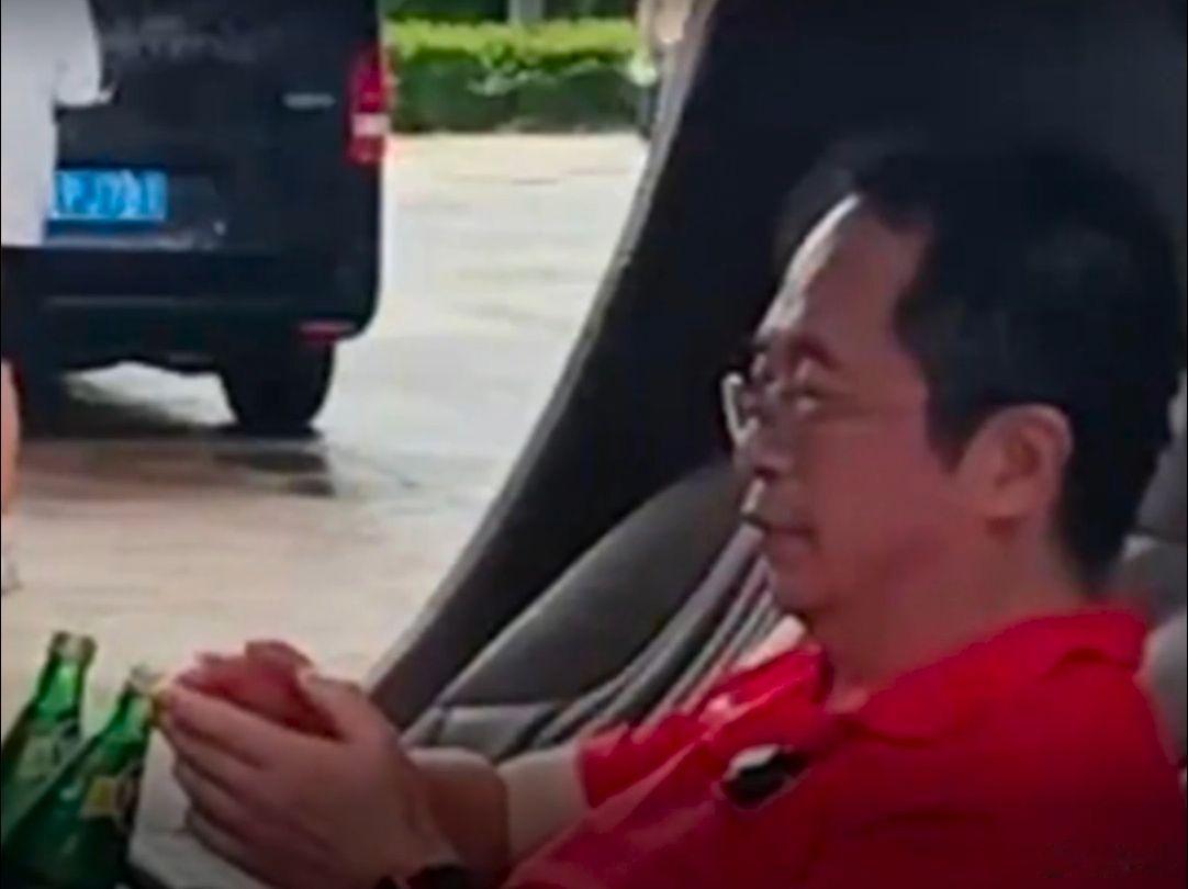 红衣教主明显还是太欠缺汽车圈的一些基本的经验[doge]#周鸿祎体验埃安车门防夹