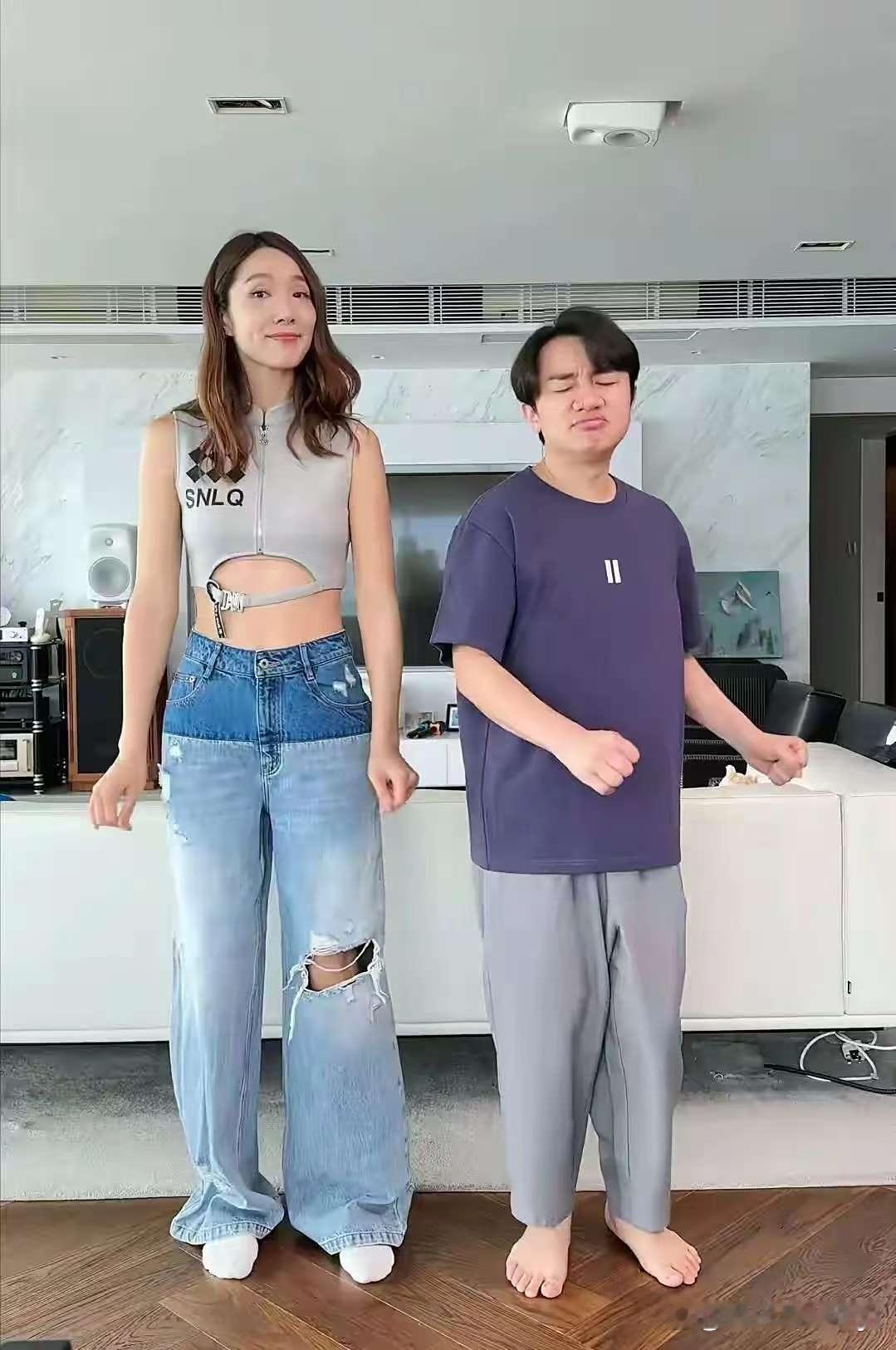 王祖蓝他的裤子穿在他老婆身上秒变六分裤，而他地上，都没地方了 ​​​