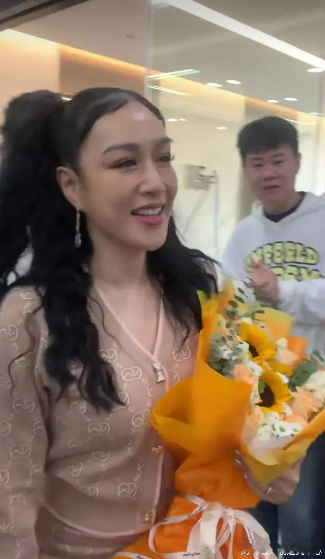 电视上看着一般般， 真人还是保养得不错的，比很多同龄人状态好！ 