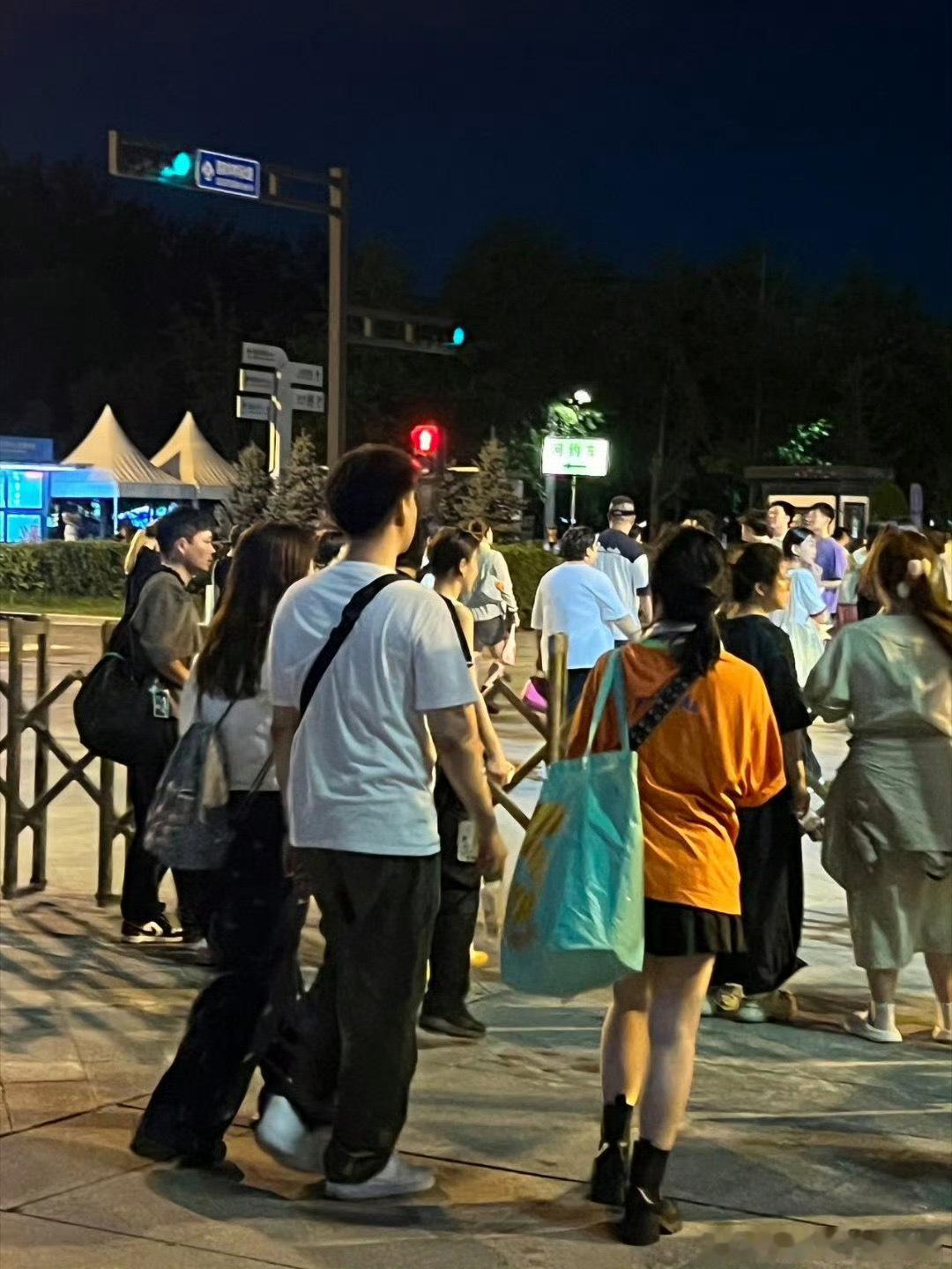 演唱会散场三件套哑累饿一场演唱会结束，“哑累饿”三件套准时报到。声嘶力竭地呐喊致