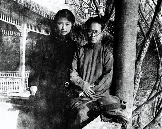 1949年，沈从文喝下煤油割腕自杀，被救后想要拽住妻子张兆和的手，却被冷冷甩开。