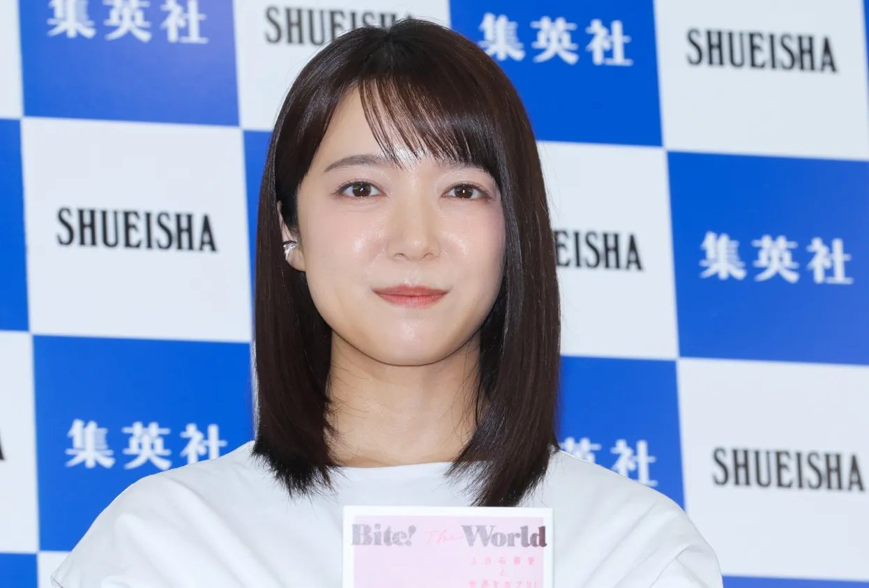日娱新闻上白石萌音 上白石萌音于5月26日在东京出席了写真随笔集《Bite! T
