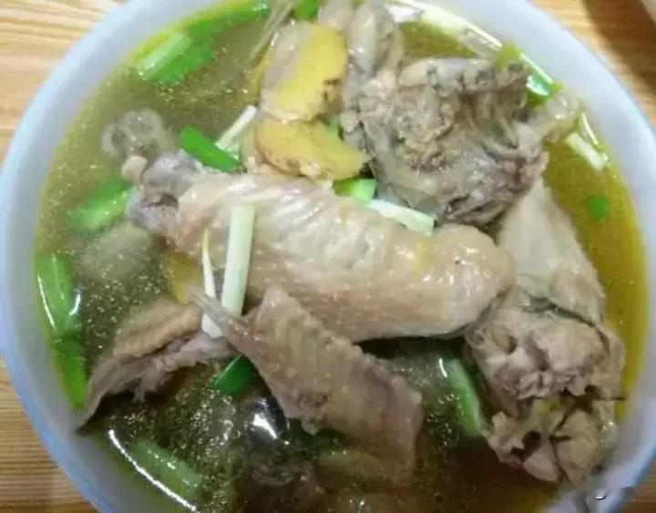 我弟媳仗着二胎生了个儿子，抓住了我爸妈的命脉，成天在家里作威作福。

弟媳第一胎